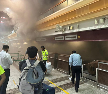 Pakistan'da havalimanında yangın paniği