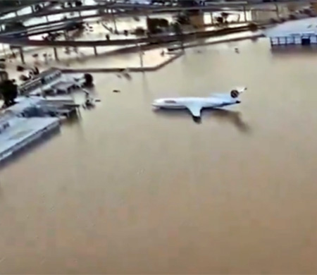 Yoğun yağış sele dönüştü havalimanı sular altında kaldı