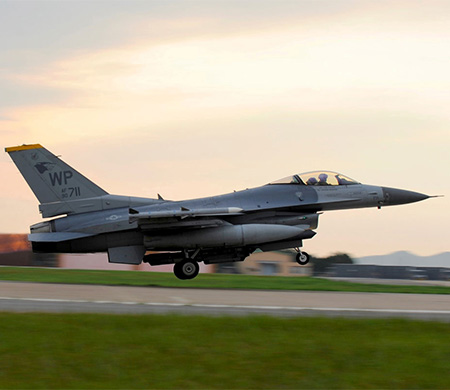 ABD'ye ait F-16 iki yakıt tankını denize bıraktı