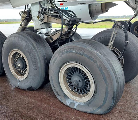 KLM uçağının lastikleri parçalandı