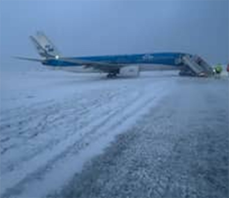 KLM uçağı taksi yolundan kaydı