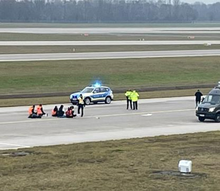 Münih Havalimanı pistine giren çevreciler oturma eylemi düzenledi