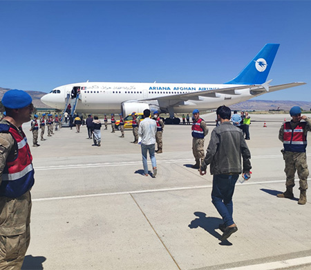 107 kaçak Afgan göçmen uçakla ülkelerine gönderildi