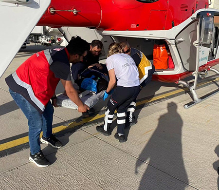 27 yaşındaki hasta helikopter ambulansla hastaneye sevk edildi