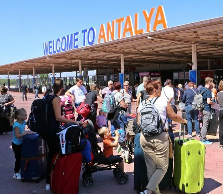 Antalya'ya Havadan Turist Yağıyor