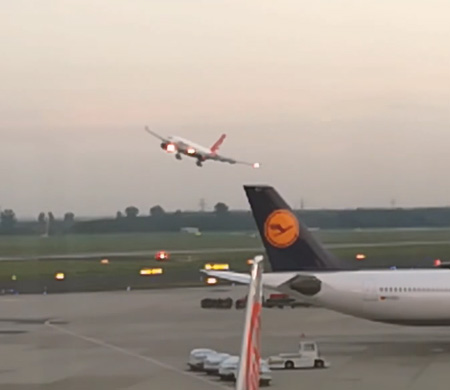 Air Berlin pilotu son uçuşta böyle veda etti