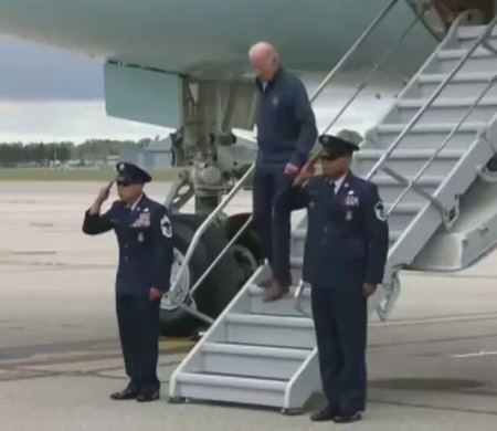 Joe Biden, Air Force One'ın merdivenlerinden düşüyordu!