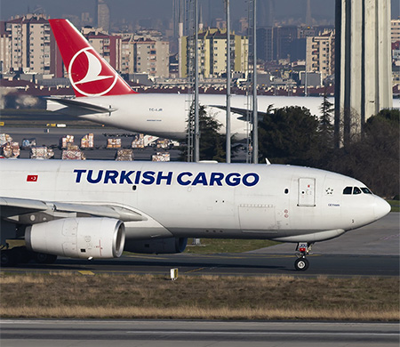 Turkish Cargo uçağı pistte kaldı