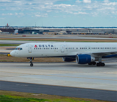 Delta'ya ait Boeing 757 tipi uçağın lastiği koptu