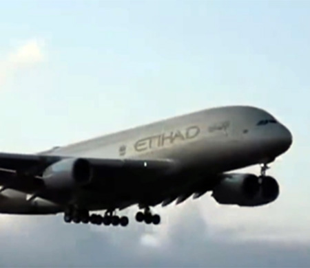 Etihad'ın A380'i pandemi sonrası ilk kez Londra'da