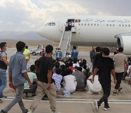 70 bine yakın kaçak göçmen uçaklarla sınır dışı edildi