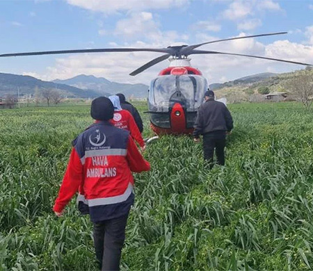 İzmir'de makineye sıkışan işçi için havalanan helikopter tarlaya indi