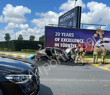 İstanbul Havalimanı girişinde bir araç küle döndü