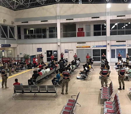 Erzurum Havalimanı'nda göçmen hareketliliği