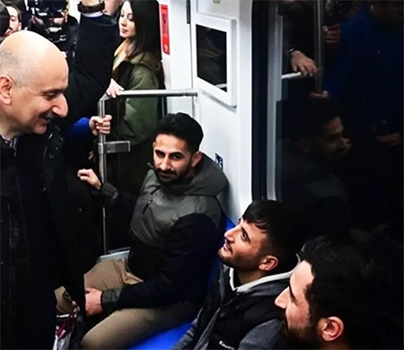Bakan Karaismailoğlu İstanbul Havalimanı metrosunu kullandı