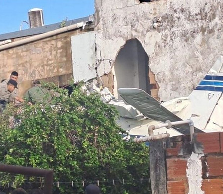 Brezilya'da küçük uçak evin üzerine düştü