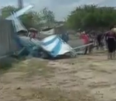 Meksika'da yerleşim yerine uçak düştü