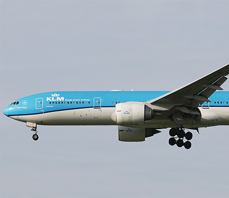 KLM uçağında olay; Yolcu koltuğa kelepçelendi