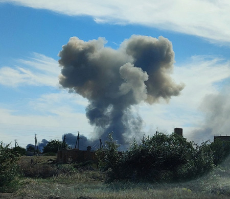 Kırım’da havalimanı bombalandı