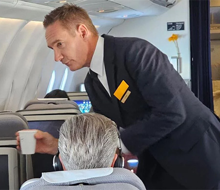 Lufthansa CEO'su kabin memuru oldu!