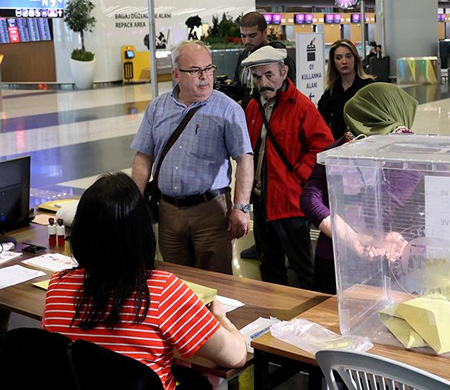 Havalimanlarında oy kullanma işlemi sürüyor
