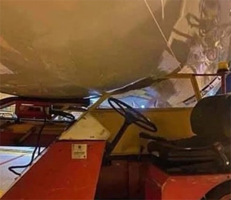 Bagaj yükleme aracı yolcu uçağına çarptı