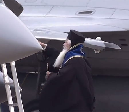 Yunanistan'da Rahipler yeni uçakları kutsadı