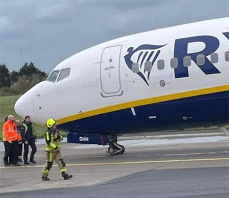 Ryanair'e ait B737-800'ün lastiği patladı