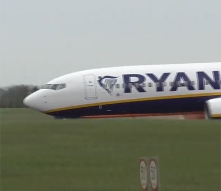 Ryanair uçağının lastiğinin patladığı anlar böyle kaydedildi