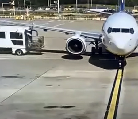 Ryanair uçağı apronda ikram aracıyla çarpıştı