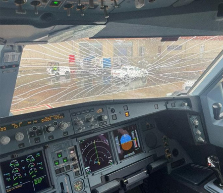 Şiddetli dolu yağışı yolcu uçağına hasar verdi