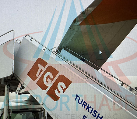 İstanbul Havalimanı apronunda kaza; THY uçağı döndü merdiven aracına çarptı