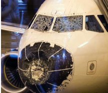 Delta uçağı dolu fırtınasına girdi, yıldırım çarptı