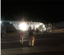 Delta uçağı çamura saplandı