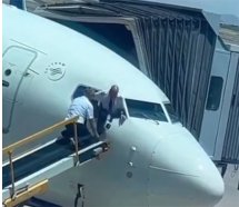 Delta uçağında ilginç anlar; Pilot kokpite camdan girdi