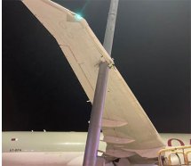 Katar uçağı aydınlatma direğine çarptı