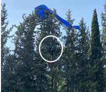 Gösteri uçuşu yapan paraşütçü ağaçlara takıldı!