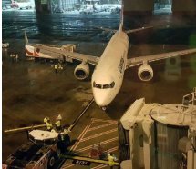Qantas uçağı push back sırasında ikram aracına çarptı