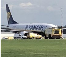 Ryanair uçağı inişte lastik patlattı
