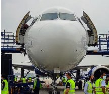 IndiGo Havayolları yolcularını 3 kapıdan indirecek