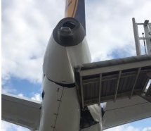 Merdiven aracı Lufthansa uçağına büyük hasar verdi
