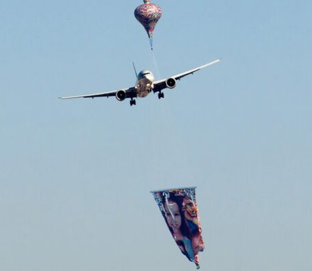 Qatar uçağı son yaklaşmada balonla karşılaştı