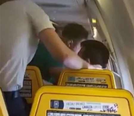 Uçakta şoke eden anlar! Sarhoş yolcu başka bir yolcuyu yaraladı