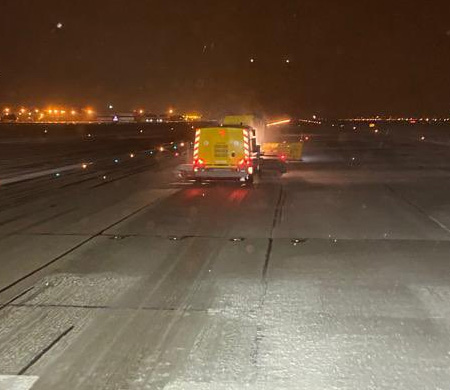 Esenboğa Havalimanı'da yoğun kar yağışı trafiği etkiledi