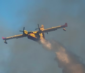 Yunanistan'da yangın söndürme uçağı düştü; Pilot hayatını kaybetti