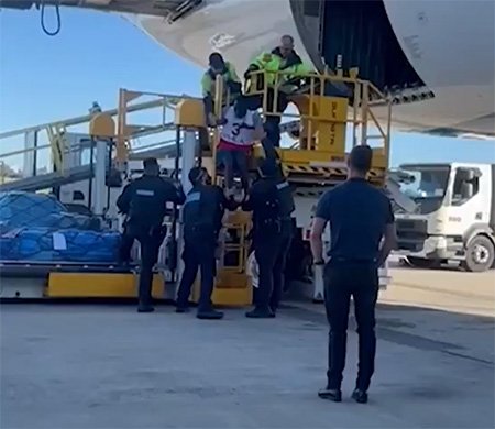 Kaçak yolcu uçağın kargo bölümüne girerken yakalandı