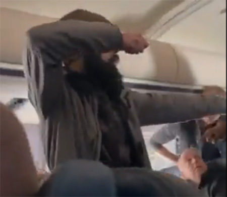 United uçağında sorunlu bir yolcu kabin memurunu yaraladı