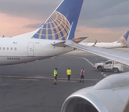ABD'de iki United Airlines uçağı apronda çarpıştı