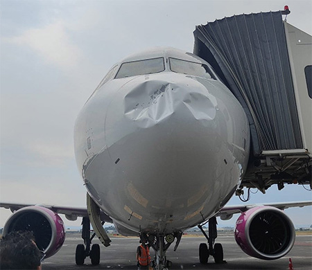 Şiddetli dolu yağışı uçağa hasar verdi